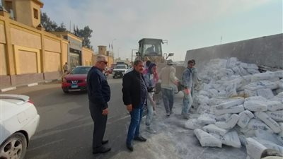 سقوط سيارة محملة بمواد بناء بجوار مطلع كوبري التعمير بحي السلام 