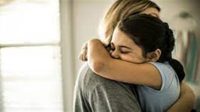 خبراء ينبهون: الطفل يحتاج العناق كثيرًا.. وتلك الطرق الصحيحة لاحتضانهم