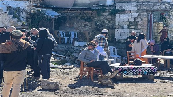 مستوطنون في حي الشيخ