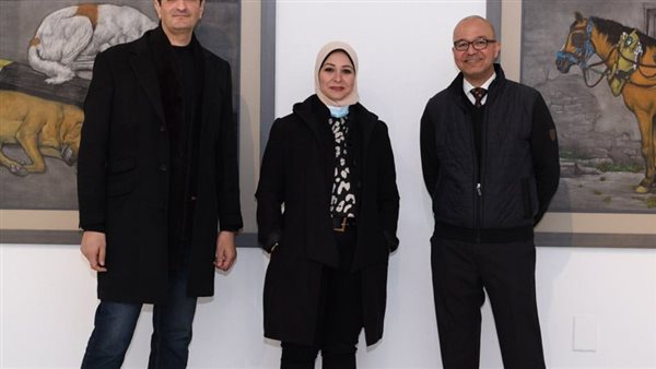 من اليمين الفنان