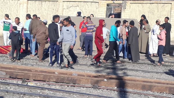 قطار يدهش شخص بمحطة