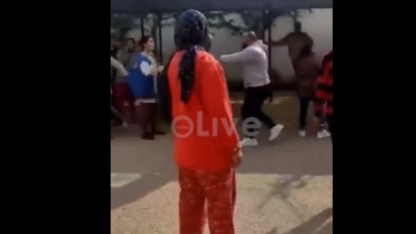 فتيات دور أيتام 