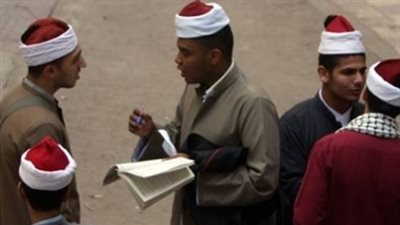 رئيس المعاهد الأزهرية يوجه بالتنبيه على الطلاب بالالتزام بارتداء الملابس اللائقة بالطالب الأزهري