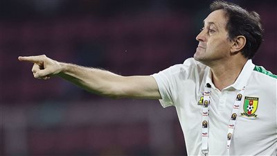 وزير الرياضة الكاميروني يحسم موقف المدير الفني للمنتخب قبل مواجهة الجزائر