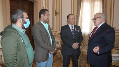 فريق بحثي بجامعة القاهرة يكتشف آثار أقدام للديناصورات بالصحراء الشرقية