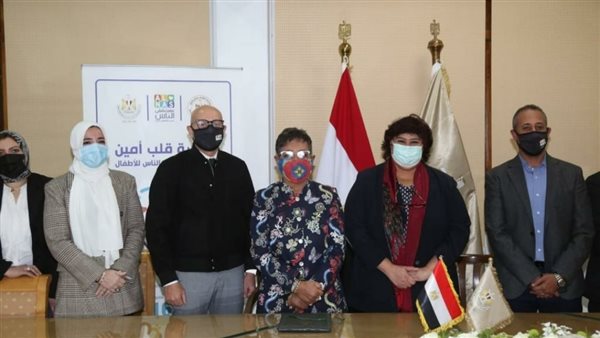 وزيرة الثقافة توقع