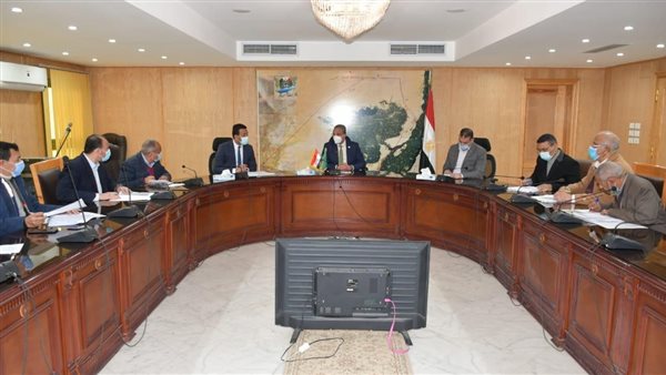 محافظ الفيوم يناقش