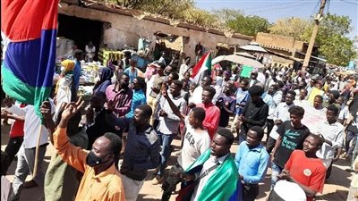 مليونية 14 فبراير بالسودان.. اشتباكات وإطلاق غاز مسيل للدموع وسقوط أول قتيل | صور وفيديو 