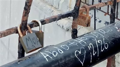 على غرار جسر العشاق بباريس.. أقفال كوبري ستانلي بالإسكندرية توثق يوميات الفلانتين وحكايات العشاق 