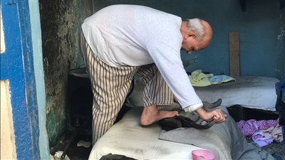 خبرته 50 عامًا.. عم عاشور أقدم مكوجي رجل بكفر الشيخ: كنت بكوي ملابس المحافظين