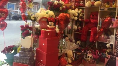 الورود والدباديب أوف لاين.. أسباب عزوف المواطنين عن شراء هدايا عيد الحب هذا الموسم