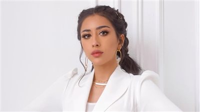 أعراضه تظهر على يديها ووجهها يتورَّم.. مرض لا يُرجى شفاءه يصيب فرح الهادي | فيديوجراف