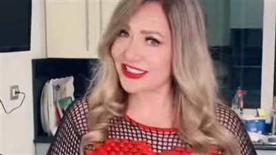 ليلى علوي تحتفل بـ عيد الحب بإعادة تصوير مشهدها في فيلم حب البنات | فيديوجراف