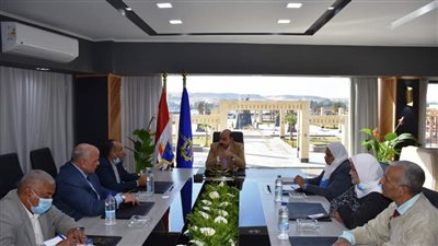 محافظ أسوان يعقد اجتماعًا مع وفد مؤتمر تنمية الثروة الحيوانية وسلامة الغذاء