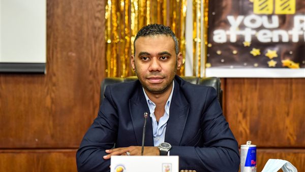 الكاتب الصحفي محمود