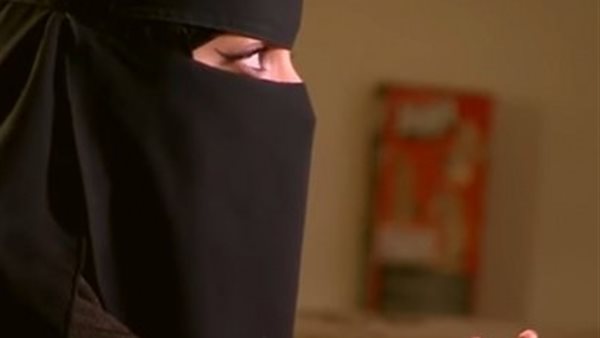 حكم إظهار المرأة