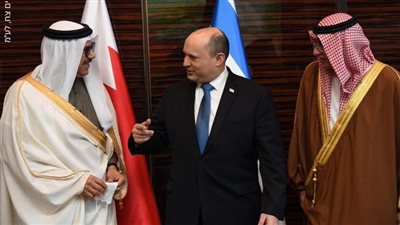 رئيس وزراء إسرائيل يلتقي مسؤولين بحرينيين وقائد الأسطول الأمريكي بالمنامة
