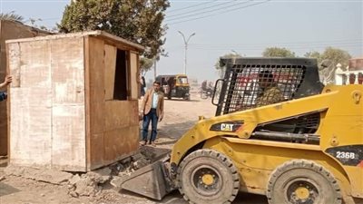 إزالة أكشاك دون ترخيص ورفع التعديات على الأرصفة في إهناسيا ببني سويف 