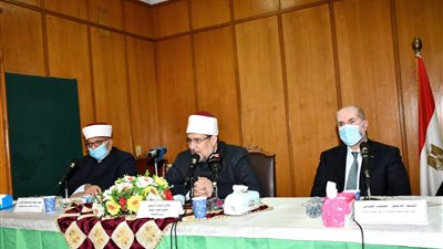 مصر الأم.. أئمة فلسطين يشكرون الأوقاف المصرية بعد انتهاء الدورة المشتركة ويهدون مختار جمعة درع الدعوة 