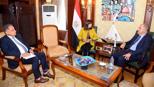 وزيرة الهجرة تبحث