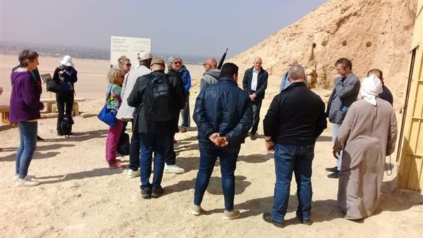 وفد سياحي يزور آثار