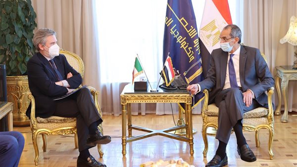 وزير الاتصالات وسفير