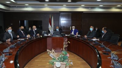 النقل تناقش تفعيل مذكرة لإدارة وتشغيل محطتي الحاويات بالسخنة والدخيلة