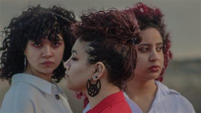 مصور بورسعيدي يواجه التنمر ضد الشعر الكيرلي بجلسة تصوير بعنوان 