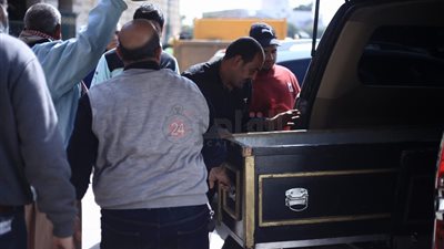 وصول جثمان الفنان سمير أحمد مسجد السيدة نفيسة لأداء صلاة الجنازة عليه