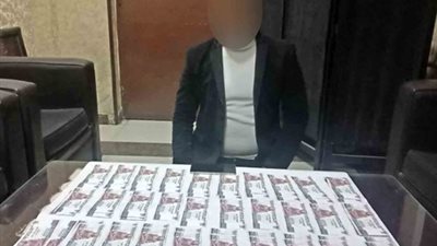 القبض على شخصين لاتهامهما بتقليد العملات الورقية | صور