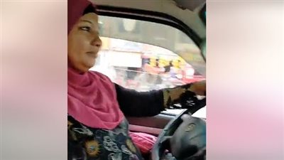 أم آيه سائقة ميكروباص لرعاية أولادها: 5 سنين علي الأسفلت وسط الرجالة| فيديو