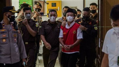 محكمة إندونيسية تعاقب مدير مدرسة اغتصب 13 طالبة بالسجن مدى الحياة | فيديو