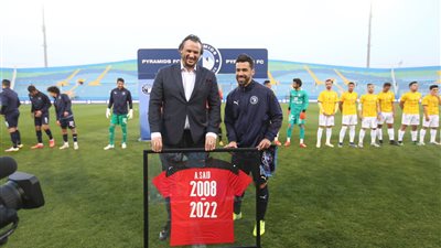 بعد اعتزاله دوليًا.. بيراميدز يكرم عبد الله السعيد على هامش مباراة الإسماعيلي 
