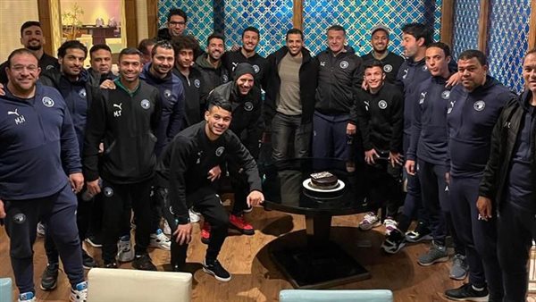 احتفال بيراميدز بالمدرب