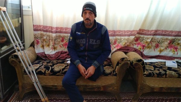 نجار مسلح مبتور القدم