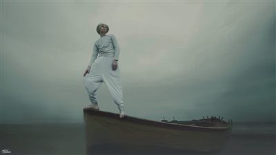 شاب يبدع في تجسيد رحلة صبر الصياد على الرزق بشاطئ بورسعيد | صور