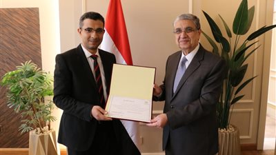 وزير الكهرباء يقدم شهادة تقديرية لرئيس قسم بالمكتب الفني 