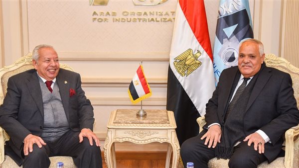 جانب من التوقيع