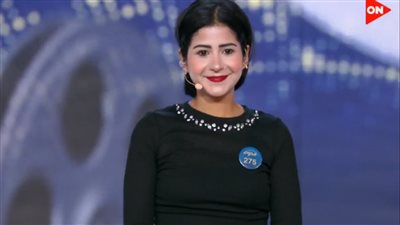 متسابقة سويسرية تقدم عرض بانتومايم أمام لجنة التحكيم في الدوم.. فيديو