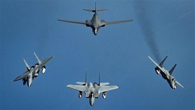  مقاتلات سعودية ترافق قاذفة استراتيجية أمريكية فوق البحر الأحمر | صور