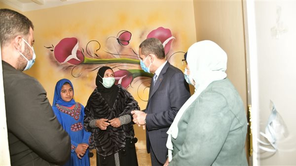 محافظ الغربية يسلم