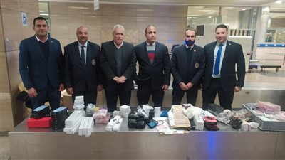 جمارك مطار القاهرة تضبط شيش إلكترونية و16 آيفون مع راكب قادم من دبي