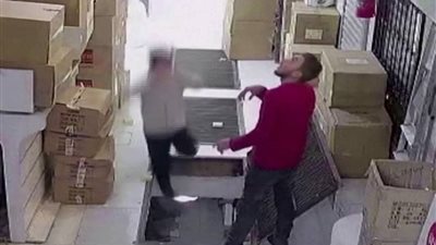 فيديو يرصد سقوط شاب في حفرة بسبب انشغاله في هاتفه