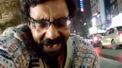 قاعد مستني الموت وعارف إني هموت في الشارع .. معاناة تامر ينزف على أرصفة شارع فيصل