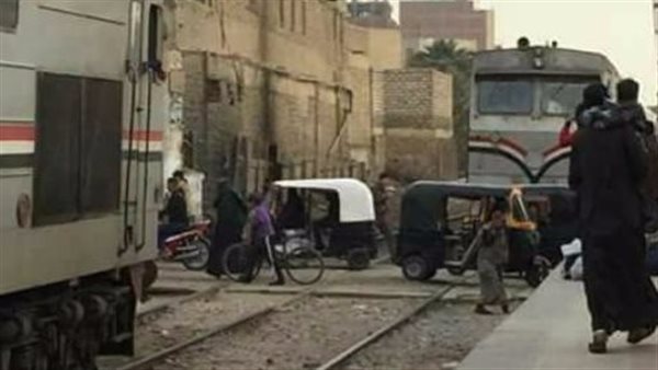 قطار يصدم توكتوك