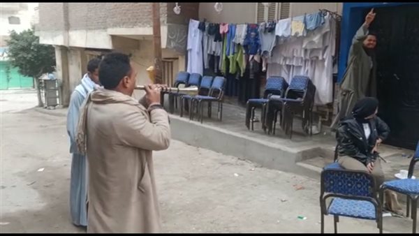 مزمار بلدي أمام منزل