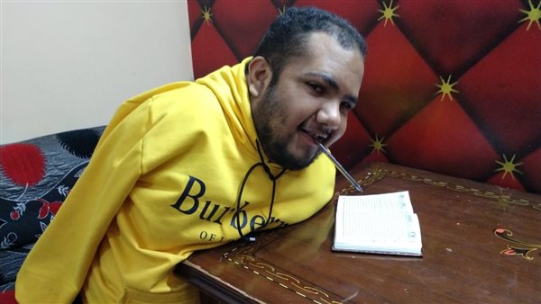 شاب ولد دون أطراف