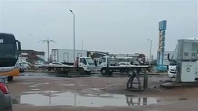 تكدس عشرات السيارات والأتوبيسات بطريق رأس غارب بسبب الأمطار الغزيرة| صور