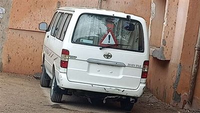 محافظ الشرقية يصادر سيارة ميكروباص دون لوحات معدنية في مشتول السوق | صور
