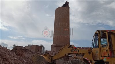 النيابة تنتقل لمعاينة حادثة مصرع 3 عمال في انهيار مدخنة مصنع طوب بالدقهلية